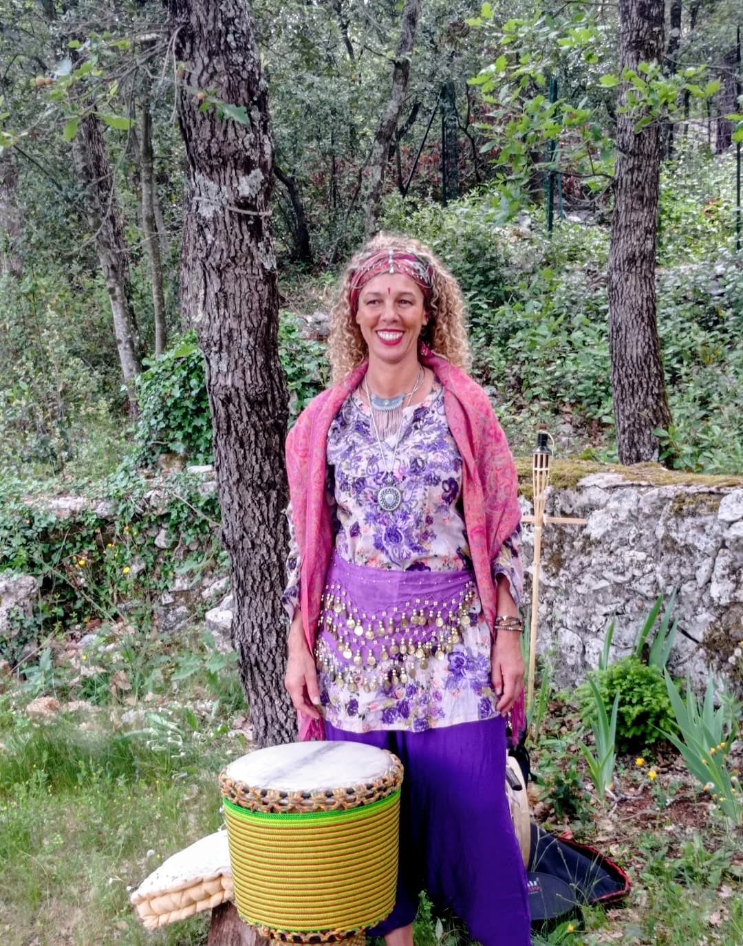 Djamila Habibes avec son djembé en pleine nature