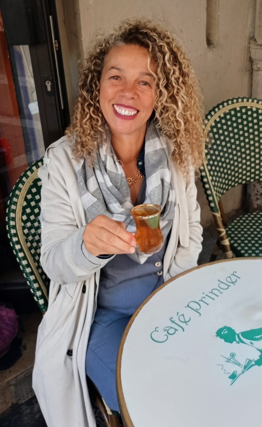 Djamila au café